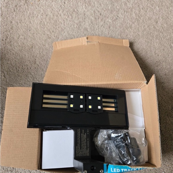 National Geographic LED Aquarium Track Light 8.5" W x 6" H x 4.2" D - Picture 3 of 3